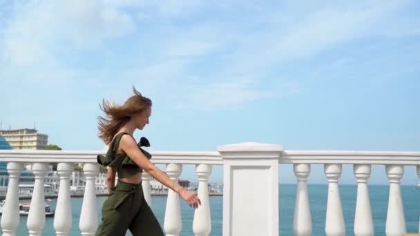Młoda Kobieta Letnim Garniturze Biegająca Skacząca Morzem Tle Podziwiam Morze — Wideo stockowe