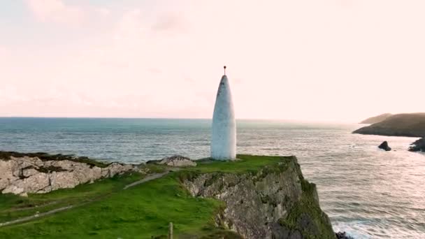 日没のボルチモア ビーコン サウス ウェスト コーク ボルチモア ビーコン アイルランドのコークにある港入り口の白塗りの石塔 アイルランド沿岸警報システムの一部 無人機 — ストック動画