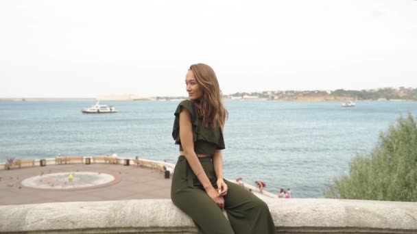 Atrakcyjna Kobieta Letnim Garniturze Siedzi Nabrzeżu Morzem Tle Zwolniony Ruch — Wideo stockowe