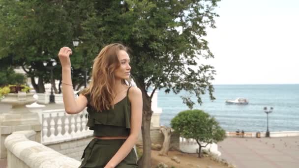 Yazlık Takım Elbiseli Çekici Bir Kadın Arka Planda Deniz Kenarında — Stok video