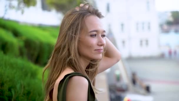 Portret Atrakcyjnej Kobiety Przed Parkiem Uśmiechnięta Dziewczyna Wiatr Wieje Włosy — Wideo stockowe