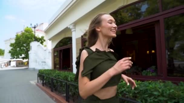 Atractiva Jovencita Corriendo Por Calle Ciudad Mirando Una Cámara Sonriendo — Vídeo de stock