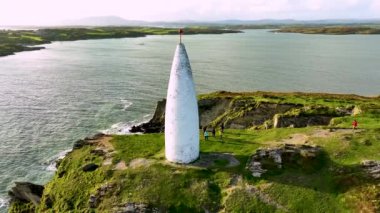 İrlanda, County Cork 'taki Baltimore Beacon' ın Hava Görüntüsü. Güzel Atlantik kıyısında gün batımı. Gün batımında deniz feneri. Günbatımında okyanusun arka planında beyaz deniz feneri. Kayalık yer