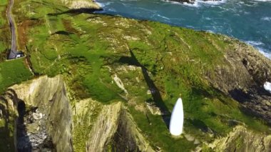 Baltimore Beacon, Güney Batı Cork 'ta gün batımında. Baltimore Beacon, İrlanda 'nın County Cork limanının girişinde beyaz boyalı taş kule. Uyarı sisteminin bir parçası.