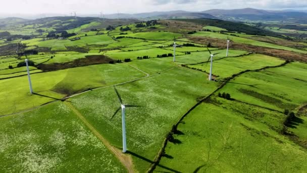 Grote Windturbines Met Bladen Groen Veld Uitzicht Groene Vallei Windturbines — Stockvideo