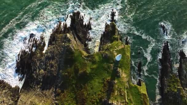 Top Ocean Waves Breaking Rugged Coast Ireland Aerial Footage Baltimore — Vídeo de stock