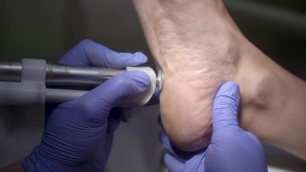 波德学家在擦脚后跟 在足科医生办公室磨牙 全面治疗足底和足底修补术 以达到健康 美观和美观的目的 — 图库视频影像
