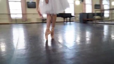 Dairesel. Karanlık sahnede ya da stüdyoda egzersiz yaparken balerin. Sivri uçlu ayakkabılı balerin yerde dans ediyor. Dansçılar bacaklarını kapatır. Salonda bale eğitimi. Kadınlar ayaklanır.