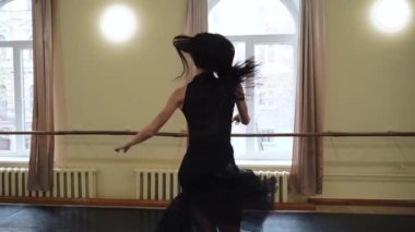 Baş balerin, bale salonunun ortasında dairesel hareketler sergiliyor. Güzel dans figürleri gösteriyor. Zarif balerin büyük bir salonda klasik balerin unsurlarıyla dans eder. Dans stüdyosu