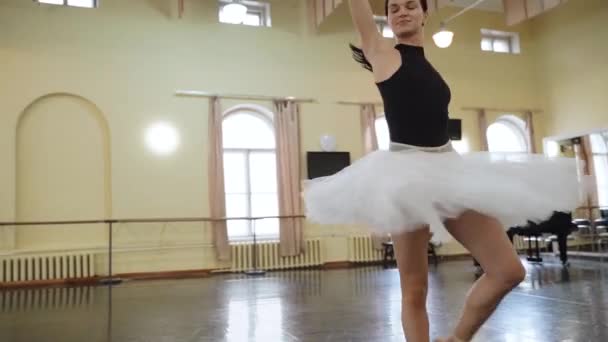 Krásná Baletka Špičce Dělá Piruetu Mladá Klasická Tanečnice Tanečním Studiu — Stock video