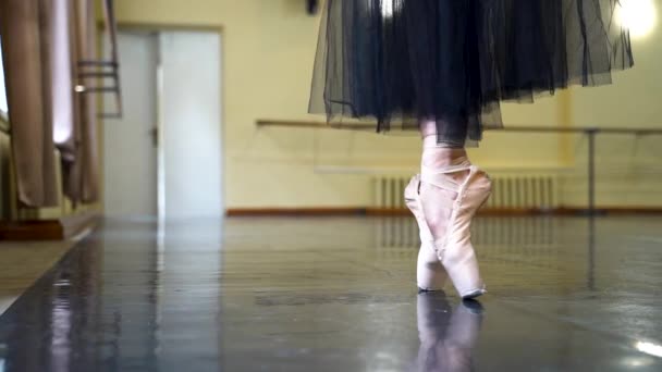 Ноги Балерины Пуантах Танцуют Полу Ноги Балерин Время Репетиции Большом — стоковое видео