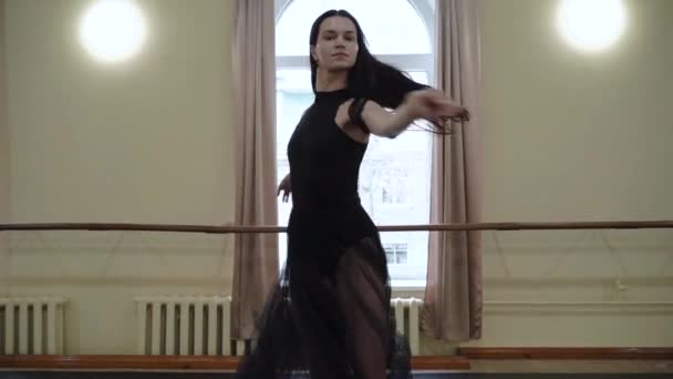 Baş Balerin Bale Salonunun Ortasında Dairesel Hareketler Sergiliyor Güzel Dans — Stok video