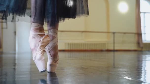 床で踊るポンテントシューズのバレリーナの足 大きなホールでリハーサル中にバレリーナの足 ダンスのハードワークとトレーニングと古典的な振付の芸術 スローモーション — ストック動画