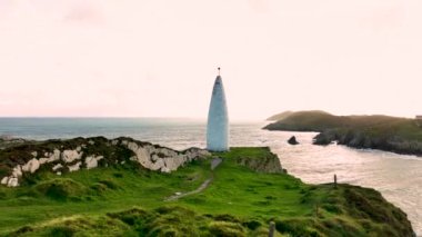 Baltimore Beacon 'da gün batımında. Güney Batı Cork 'ta. Baltimore Beacon, İrlanda 'nın County Cork limanının girişinde beyaz boyalı taş kule. Uyarı sisteminin bir parçası.