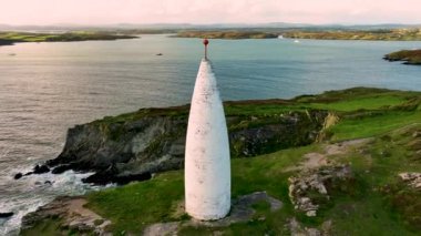 Baltimore Beacon 'ın günbatımında 360 derecelik hava manzarası. Güney Batı Cork 'ta. Baltimore Beacon, İrlanda 'nın Cork ilçesinin limanının girişinde beyaz boyalı taş kule