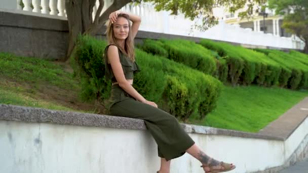 Portret Atrakcyjnej Kobiety Przed Parkiem Wiatr Wieje Włosy Atrakcyjna Dziewczyna — Wideo stockowe
