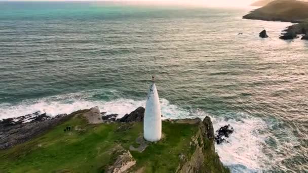 巴尔的摩灯塔在爱尔兰科克郡的空中拍摄 美丽的大西洋海岸上的日落 日落时的灯塔日落时在大海的背景上的白色灯塔 落脚处 — 图库视频影像