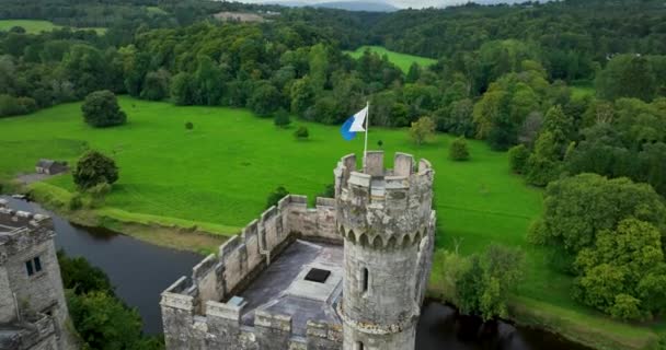 河边令人惊奇的城堡 早上被绿树包裹着 城堡塔上的旗子塔上飘扬着蓝白相间的旗帜 城堡塔 有旗子利索莫城堡和 — 图库视频影像