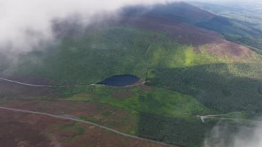 Dağlarda yüksek bir dağ gölü. Yeşil tepelerin ortasındaki dağ gölü. Bay Lough Gölü, Clogheen, Tipperary, İrlanda. Göl, Knockmealdown 'un ortasında bir yamaçta duruyor.