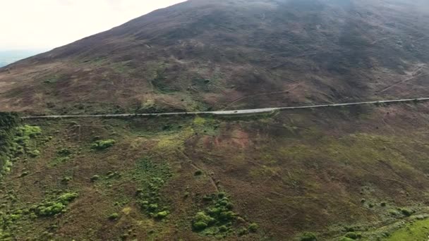 爱尔兰 利斯莫尔 通过茂密的绿树成荫的山水景观的乡村道路的空中4K视图 高山上的国家公园里的一条路 — 图库视频影像