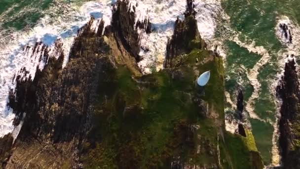 Vue Dessus Ocean Waves Breaking Rugged Coast Ireland Images Aériennes — Video