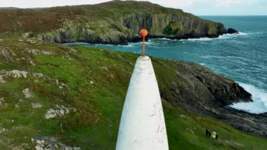 İrlanda, County Cork 'taki Baltimore Beacon' ın Hava Görüntüsü. Güzel Atlantik kıyısında gün batımı. Gün batımında deniz feneri. Günbatımında okyanusun arka planında beyaz deniz feneri. Kayalık yer