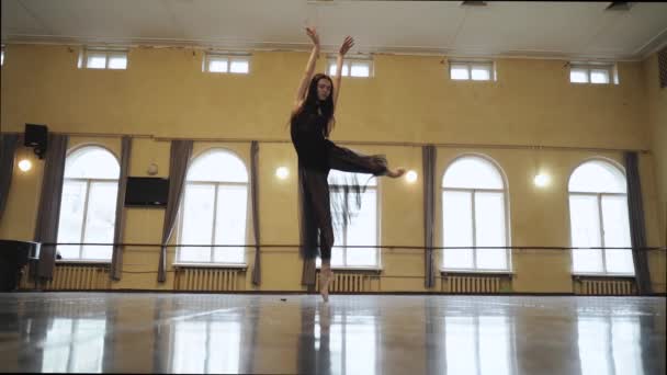 Prima Baletka Černé Sukni Špičaté Protahování Cvičení Baletních Pozic Blízkosti — Stock video