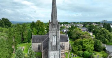 Yeşil ağaçların arkasındaki güzel kilise. St. Carthages Katedrali Lismore, Waterford, İrlanda 'nın ortasında büyük bir katolik kilisesi. Yüksek kalite 4k görüntü