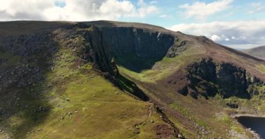 Tonelagee Dağı 'ndan Lough Ouler' in hava görüntüsü. Yeşil tepelerin ortasındaki dağ. Dağın tepesindeki dağ gölünün temiz suları. Coumshingaun döngüsü. Waterford, İrlanda. Yüksek