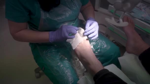 Der Podologe Verbindet Den Daumen Mit Einem Verband Wundverband Fußpflege — Stockvideo