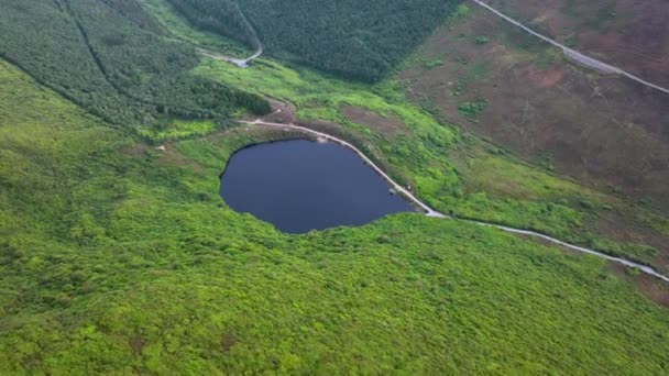 在高山中央的绿洲 从Tonelagee山俯瞰Lough Ouler的全景 青山中间的山湖 山顶上高山湖水清澈 — 图库视频影像
