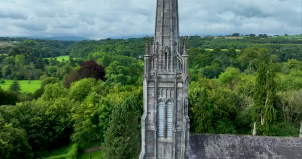 Udara Melingkar Gereja Yang Indah Balik Pepohonan Hijau Gereja Katolik Klip Video