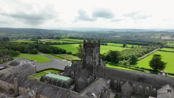 飞过修道院 Melleray修道院修道院坐落在爱尔兰沃特福德县的Knockmealdown山脉的斜坡上 高质量的4K镜头 — 图库视频影像