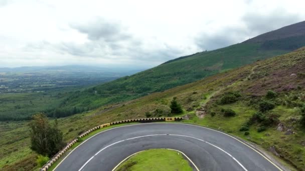 Sebuah Jalan Raya Pegunungan Dengan Kurva Curam Jalan Melewati Tinggi — Stok Video