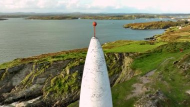 Baltimore Beacon 'da gün batımında. Güney Batı Cork 'ta. Baltimore Beacon, İrlanda 'nın County Cork limanının girişinde beyaz boyalı taş kule. Uyarı sisteminin bir parçası.