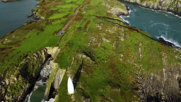 Luchtfoto Magische Kliffen Rotsachtige Kustlijn Van Atlantische Oceaan Baltimore Baken — Stockvideo