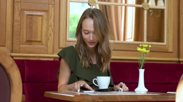 Bella Donna Con Gli Occhi Azzurri Seduto Comodamente Caffè Ragazza — Video Stock