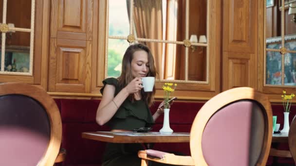 Krásná Žena Modrýma Očima Sedí Pohodlně Pije Kávu Kavárně Osamělá — Stock video