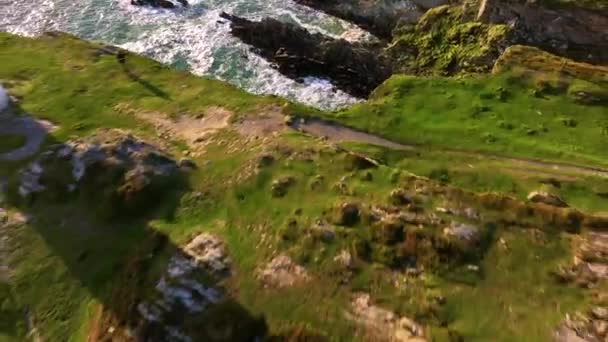 Ocean Waves Breaking Rugged Coast Της Ιρλανδίας Αεροφωτογραφία Του Beacon — Αρχείο Βίντεο