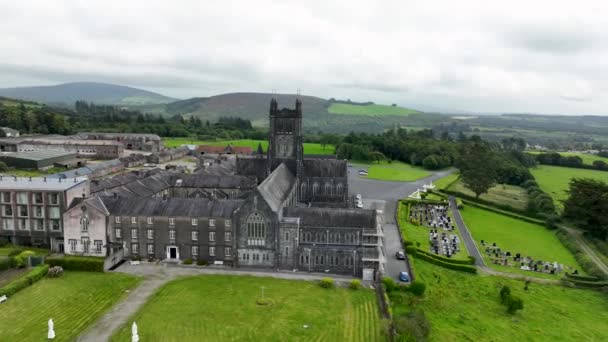 空中通缉令高山上的古代天主教修道院 飞过修道院 高山上的古老建筑 18世纪爱尔兰古老的修道院 Melleray山 — 图库视频影像