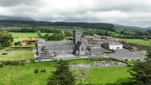 山上的古老修道院 飞过修道院 高山上的古老建筑 18世纪爱尔兰古老的修道院 Melleray修道院修道院 — 图库视频影像