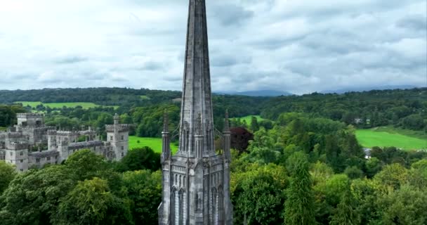 4K의 언덕과 나무의 배경에 Waterford Irelands Ancient East의 무성한 시골의 — 비디오