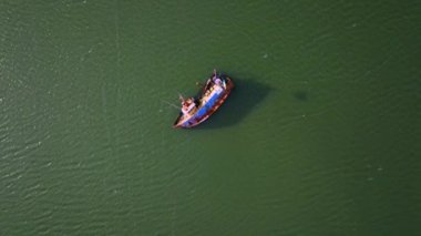Adadaki batık gemilerin mezarlığı. Okyanus kıyısında batmış gemiler. Bir gemi enkazından sonra parçalanmış gemiler. Kıyıdaki gemi kazasından sonra terk edilmiş eski gemi karaya oturdu. Batık gemi, gemi.