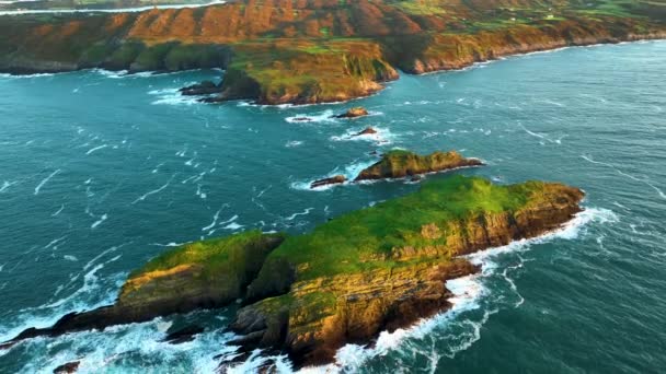 風光明媚な岩の海岸の自然の背景 アイルランドのコークでボルチモア ビーコンの純粋な自然を旅する 世界的に有名な海岸線の野生のシネマティックな空中観察 アウトドアの冒険と旅行 — ストック動画