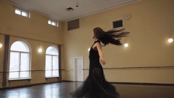 Grasiøs Ballerina Dansende Elementer Klassisk Ballett Dansestudioet Talentert Caucasian Jente – stockvideo