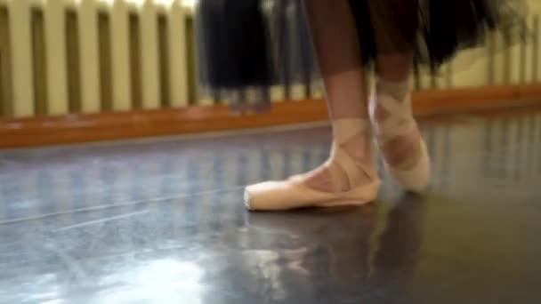 Ballerina Dalam Sepatu Pointe Berjalan Arah Kamera Penari Kaki Dekat Stok Rekaman Bebas Royalti