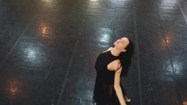 Bailarina Profesional Zapatos Puntiagudos Vestido Ballet Negro Muestra Hermosos Movimientos — Vídeo de stock