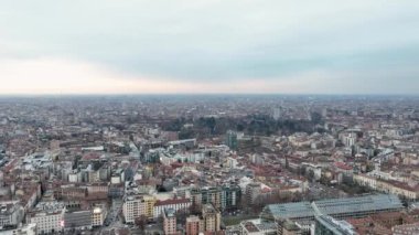 Milano Merkez Tren İstasyonu ve çevresindeki meydanın tarihi binasının havadan görünüşü. İstasyonun hava görüntüsü. İstasyon sütunlarının üzerinde eski geniş kavisli metal ve camdan bir yapı.