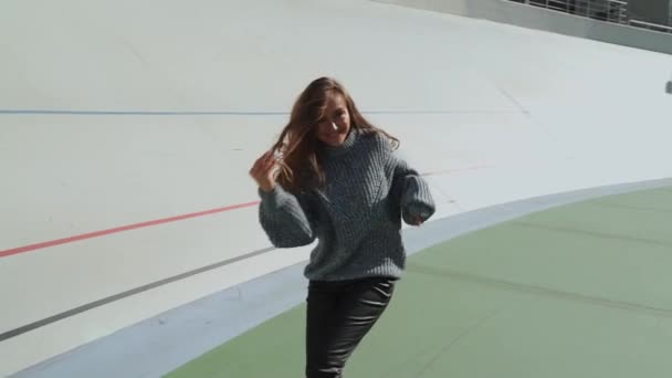 Uma Mulher Feliz Com Belo Sorriso Dançando Pulando Uma Pista — Vídeo de Stock