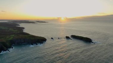 Sahildeki kayalık doğa arka planı. İrlanda, County Cork 'ta Baltimore Beacon' ın saf doğasını geziyorum. Vahşi doğanın sinematik hava manzarası dünyaca ünlü kıyı şeridi. Açık hava macerası ve seyahat